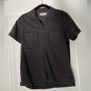Madewell - Denim Short-Sleeve Button-Up Shirt in Lunar Wash. Size XXS.
